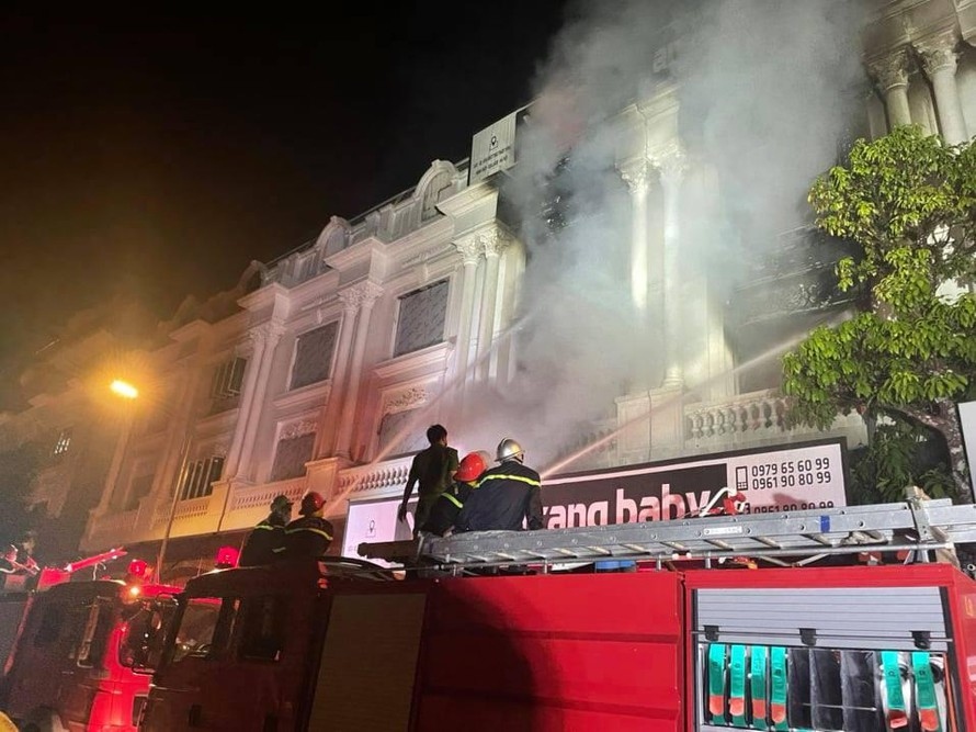 Cháy lớn lan ra 4 căn hộ liền kề tại khu biệt thự Ninh Hiệp, Hà Nội